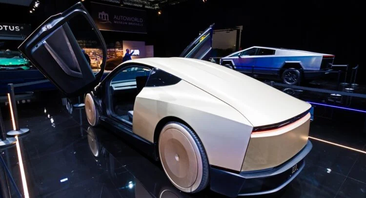  این خودرو همچنین از آخرین نسخه سیستم Full Self-Driving (FSD) پشتیبانی می‌کند 